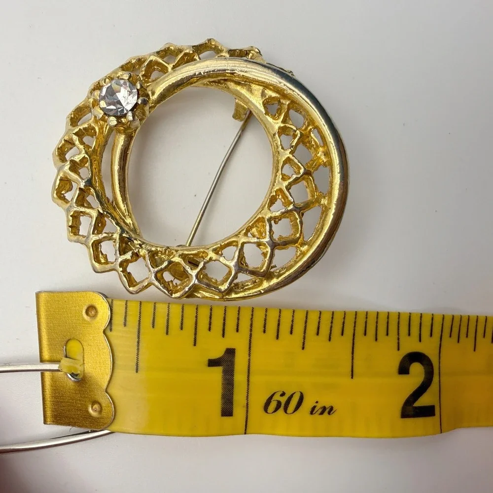 Gold Brooch Filigree Rhinestone Circle Pin‎ Vintage Accessory Old Money Luxury